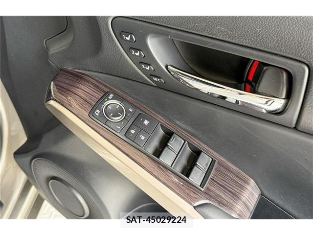 Lexus IS 2015-06 8208358-20