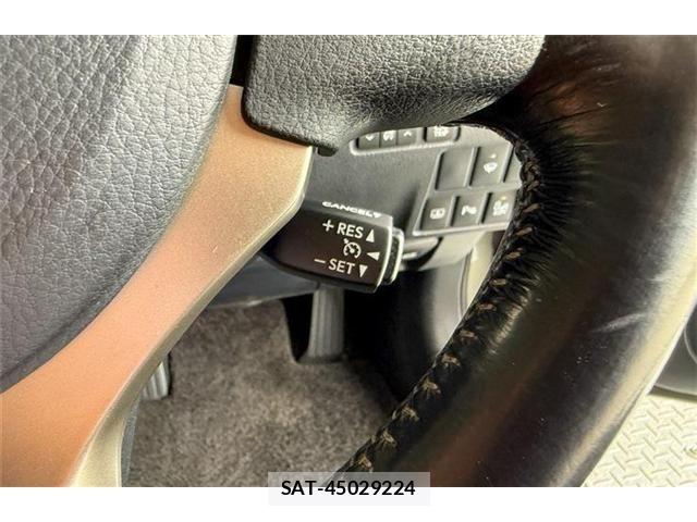 Lexus IS 2015-06 8208358-22