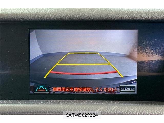 Lexus IS 2015-06 8208358-25