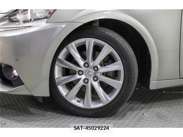 Lexus IS 2015-06 8208358-26