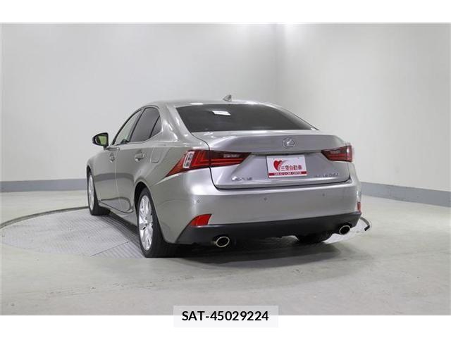 Lexus IS 2015-06 8208358-4