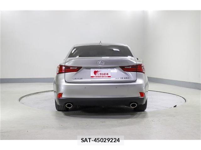 Lexus IS 2015-06 8208358-5