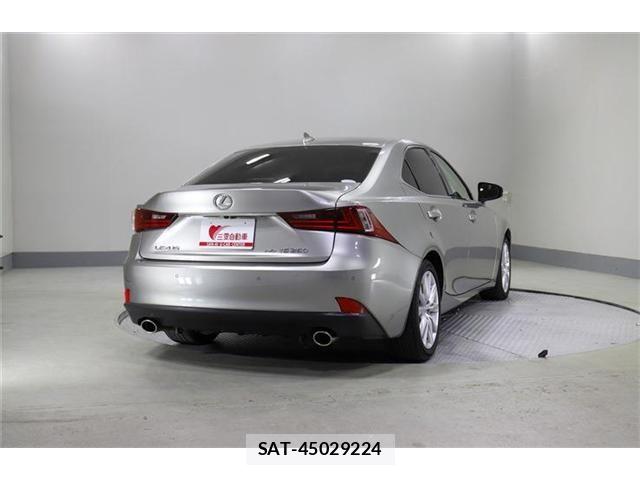 Lexus IS 2015-06 8208358-6