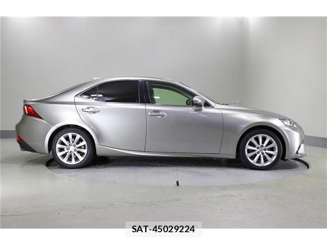 Lexus IS 2015-06 8208358-7