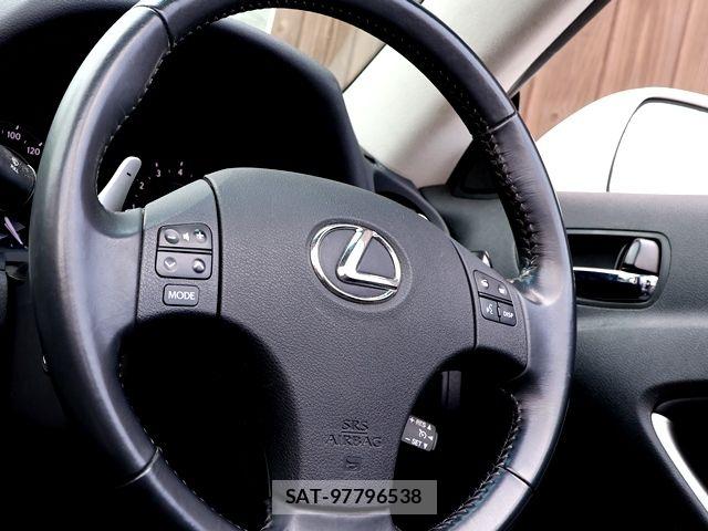 Lexus IS 2010-02 7877335-22