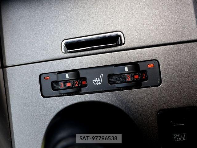 Lexus IS 2010-02 7877335-25