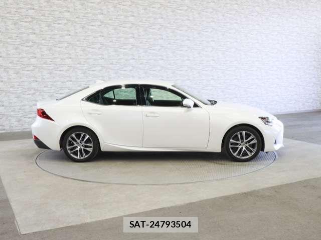Lexus IS 2018-01 6676657-13