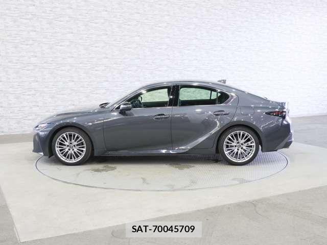 Lexus IS 2021-03 6907681-12