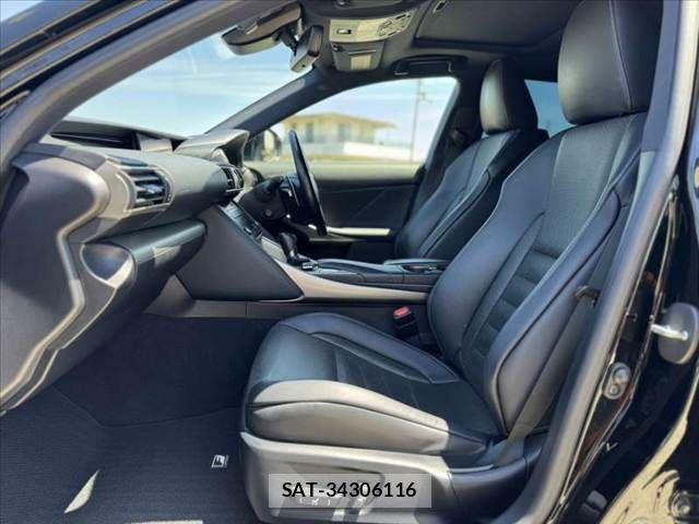 Lexus IS 2017-10 7220917-16