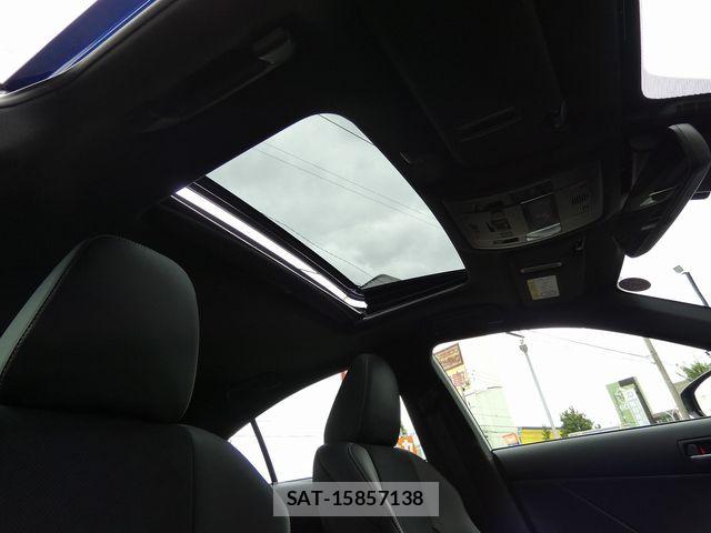 Lexus IS 2025-10 7217036-11