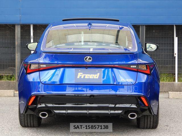 Lexus IS 2025-10 7217036-12