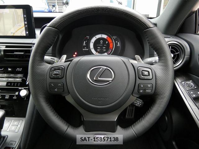 Lexus IS 2025-10 7217036-18