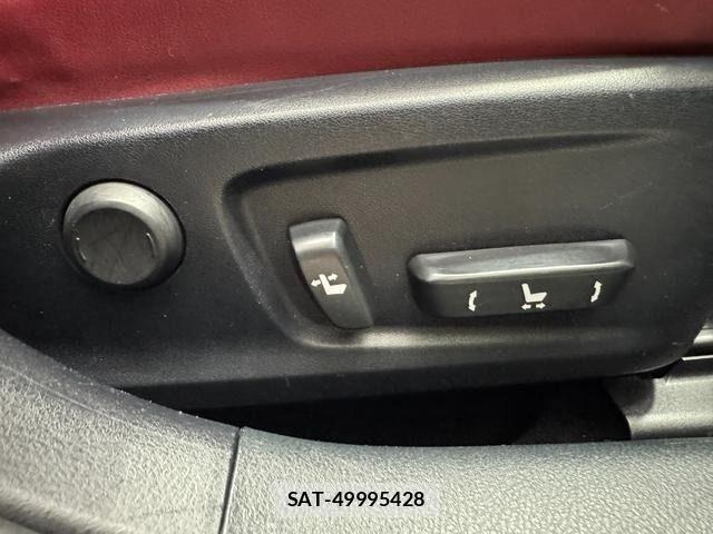 Lexus IS 2018-06 7251318-26