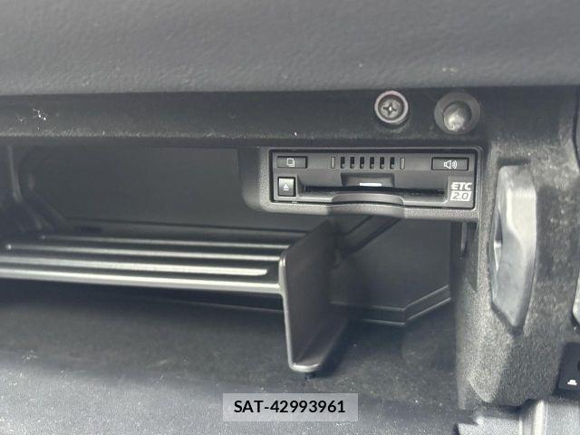 Lexus IS 2022-06 8036410-13