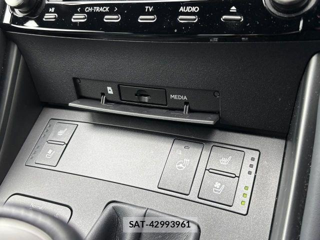 Lexus IS 2022-06 8036410-15