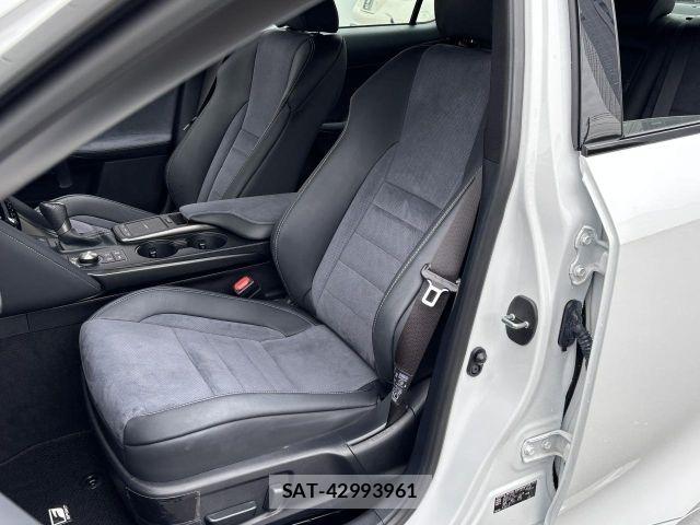 Lexus IS 2022-06 8036410-7
