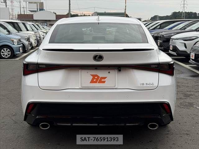 Lexus IS 2024-08 8100126-13