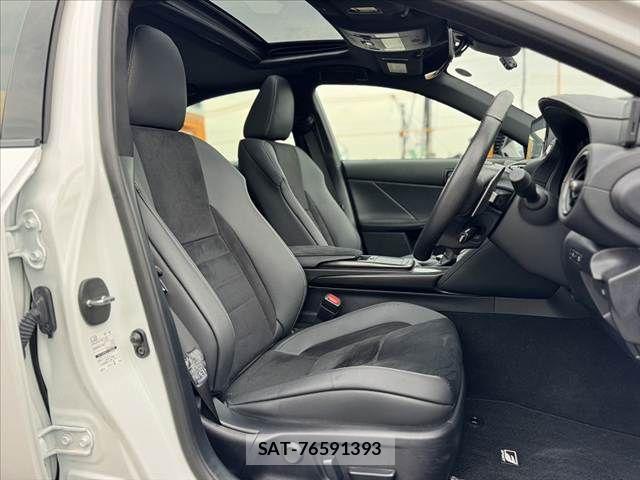 Lexus IS 2024-08 8100126-15