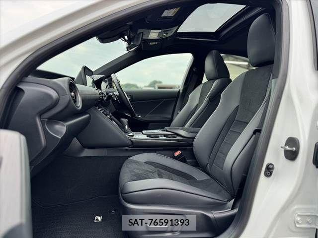 Lexus IS 2024-08 8100126-16