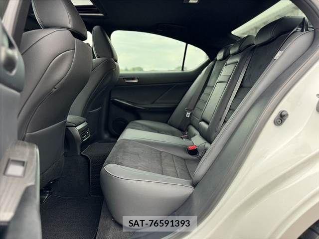 Lexus IS 2024-08 8100126-17