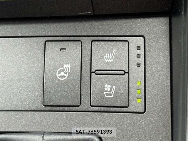 Lexus IS 2024-08 8100126-5