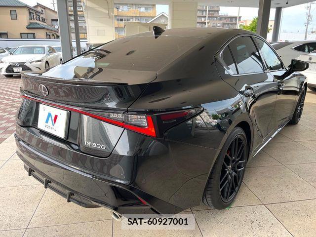 Lexus IS 2023-09 8208359-16