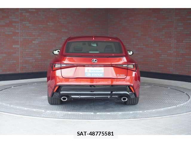 Lexus IS 2023-10 8208360-2
