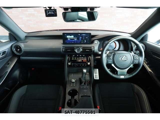 Lexus IS 2023-10 8208360-4