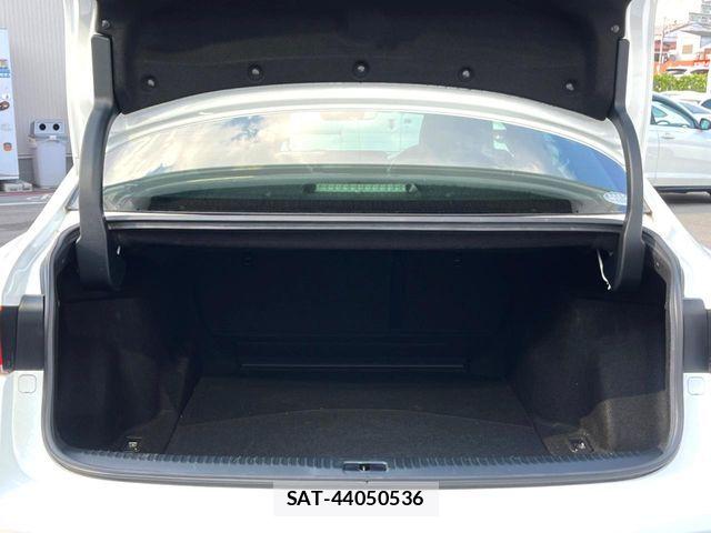 Lexus IS 2018-12 8230607-11