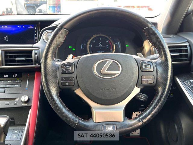 Lexus IS 2018-12 8230607-12