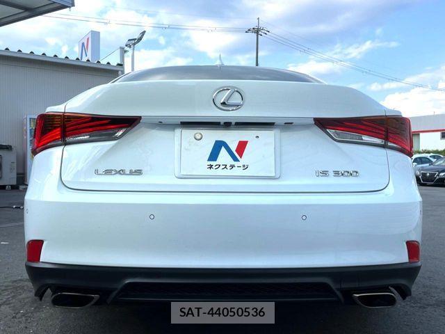 Lexus IS 2018-12 8230607-16