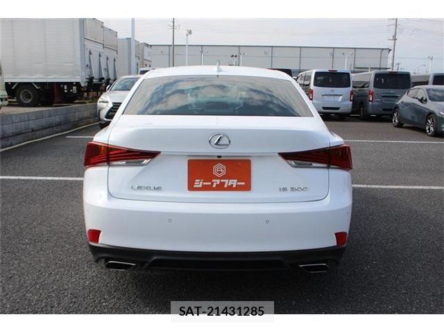 Lexus IS 2018-01 8315177-14