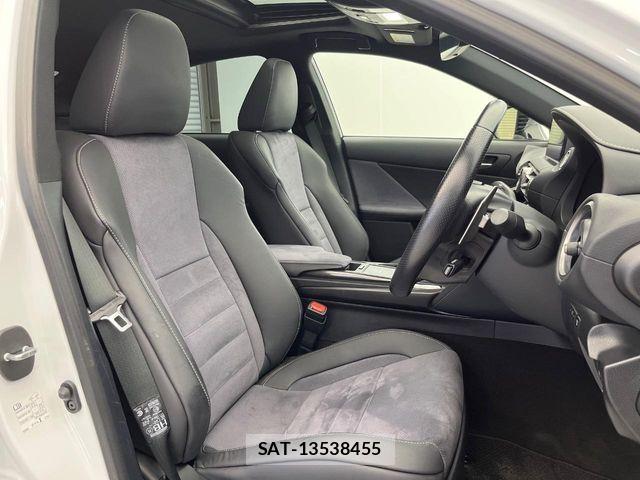 Lexus IS 2022-03 8366714-13