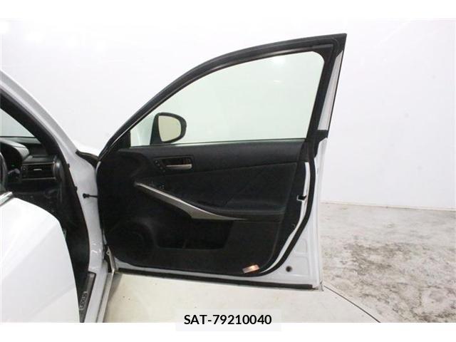 Lexus IS 2018-02 8413267-27