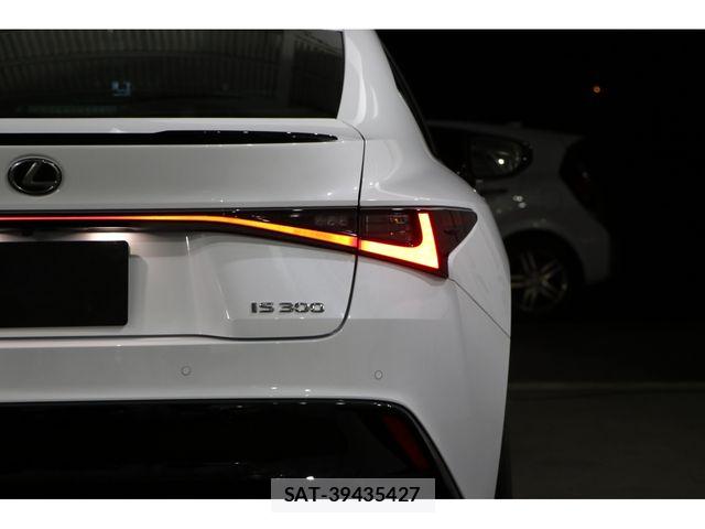 Lexus IS 2024-01 8562427-28