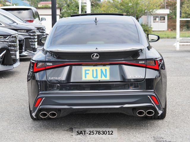 Lexus IS 2021-03 8743402-6