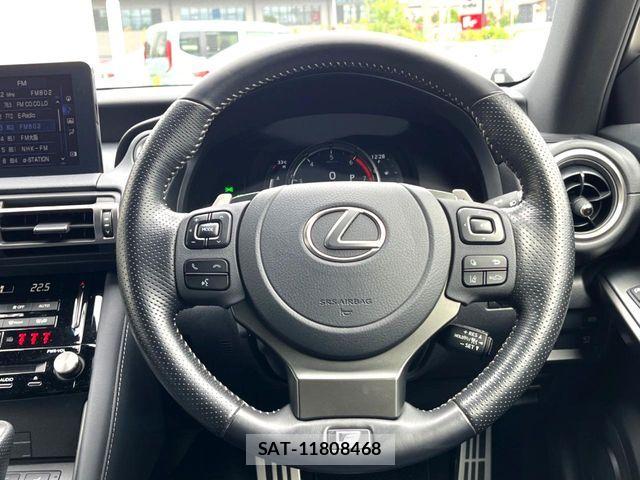 Lexus IS 2022-07 8871340-12