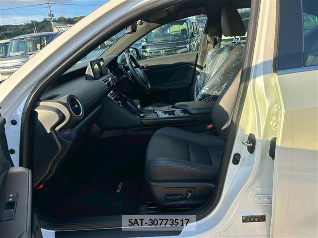Lexus IS 2022-06 1318374-2