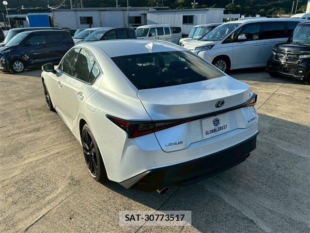 Lexus IS 2022-06 1318374-8