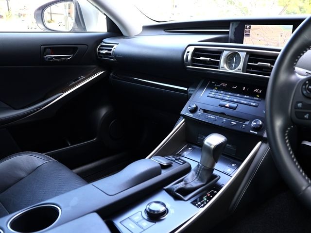 Lexus IS 2013-10 1546532-18