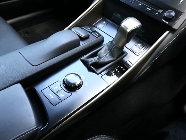 Lexus IS 2013-10 1546532-20