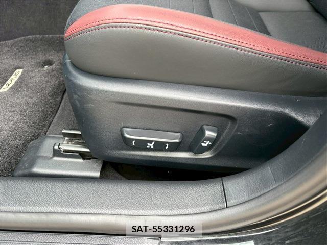 Lexus IS 2016-12 1661444-14