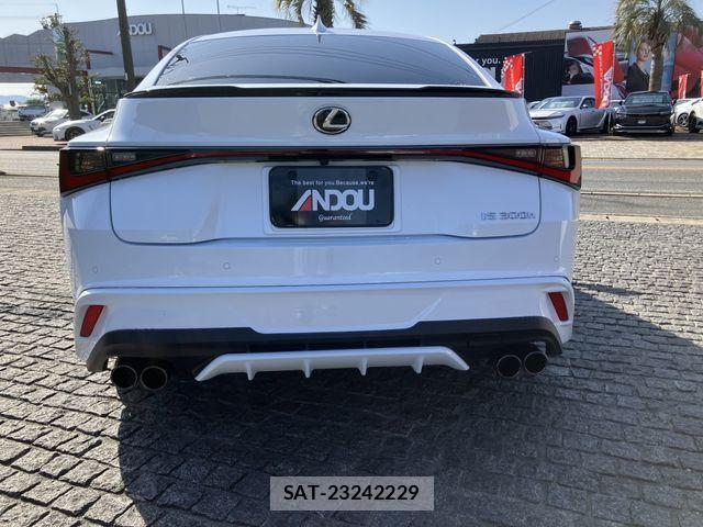 Lexus IS 2024-01 2728689-6