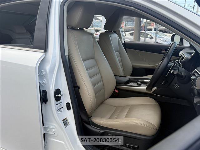 Lexus IS 2016-12 2962880-13