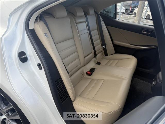 Lexus IS 2016-12 2962880-14