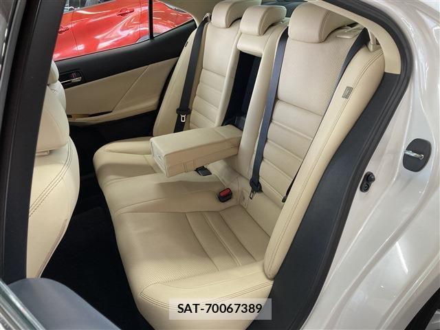 Lexus IS 2016-02 3377814-12
