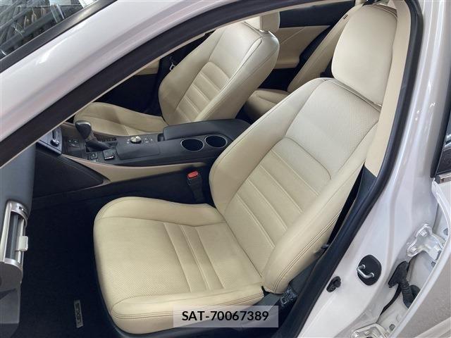 Lexus IS 2016-02 3377814-14