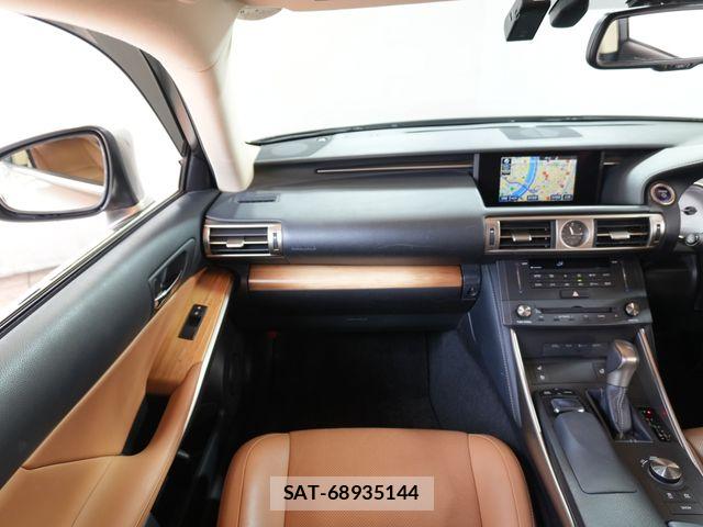 Lexus IS 2016-06 5870874-14