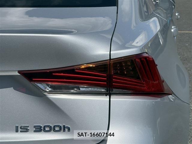 Lexus IS 2017-06 5870862-12