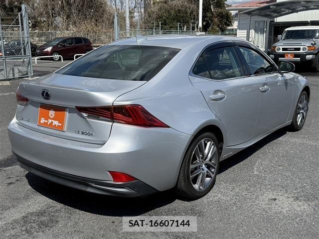 Lexus IS 2017-06 5870862-21